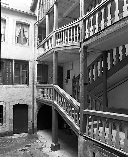 Escalier sur cour intérieure. © Yves Sancey / Région Bourgogne-Franche-Comté, Inventaire du patrimoine - 1981 Escalier sur cour intérieure. © Yves Sancey / Région Bourgogne-Franche-Comté, Inventaire du patrimoine - 1981