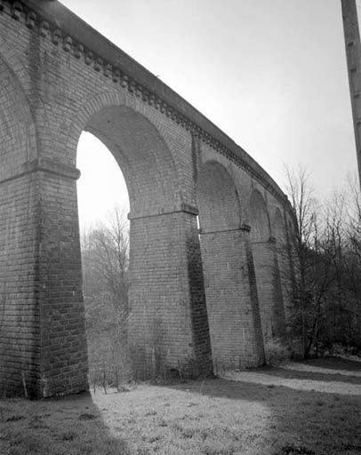 Les piliers du viaduc sur la commune de Scey-Maisières. © Yves Sancey / Région Bourgogne-Franche-Comté, Inventaire du patrimoine - 1981
