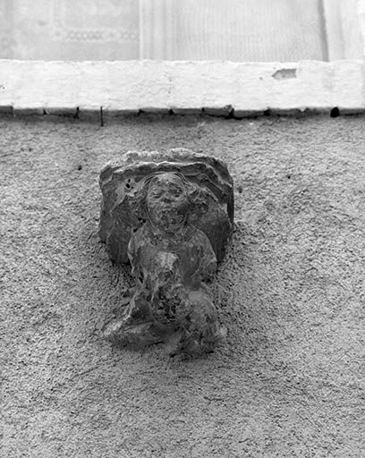 Maison cadastrée 1971 AB 348 : détail de la console (ange portant un écusson). © Yves Sancey / Région Bourgogne-Franche-Comté, Inventaire du patrimoine - 1981