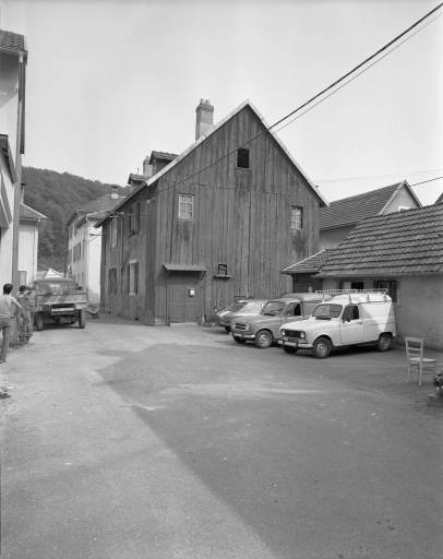 Logement ouvrier depuis la rue du Préau en 1981, aujourd'hui détruite. © Yves Sancey / Région Bourgogne-Franche-Comté, Inventaire du patrimoine - 1981