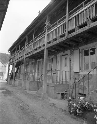 Façade nord et galerie en bois en 1981. © Yves Sancey / Région Bourgogne-Franche-Comté, Inventaire du patrimoine - 1981
