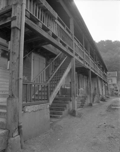 Escalier et galerie sur la façade nord en 1981. © Yves Sancey / Région Bourgogne-Franche-Comté, Inventaire du patrimoine - 1981