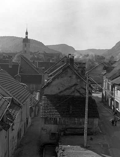 Vue générale de la rue des Martinets et de la rue du Stade depuis le pont de chemin de fer. © Yves Sancey / Région Bourgogne-Franche-Comté, Inventaire du patrimoine - 1981