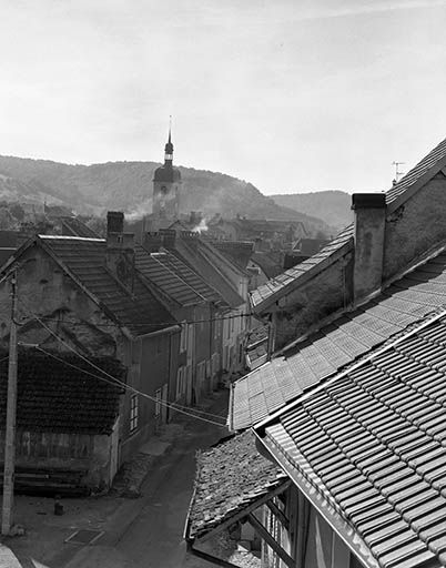 Vue générale de la rue des Martinets depuis le pont de chemin de fer. © Yves Sancey / Région Bourgogne-Franche-Comté, Inventaire du patrimoine - 1981
