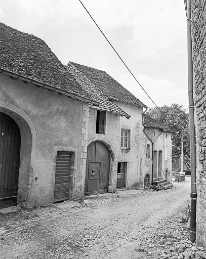 Maisons situées rue de l'Eglise : façades sur rue. © Yves Sancey / Région Bourgogne-Franche-Comté, Inventaire du patrimoine - 1981