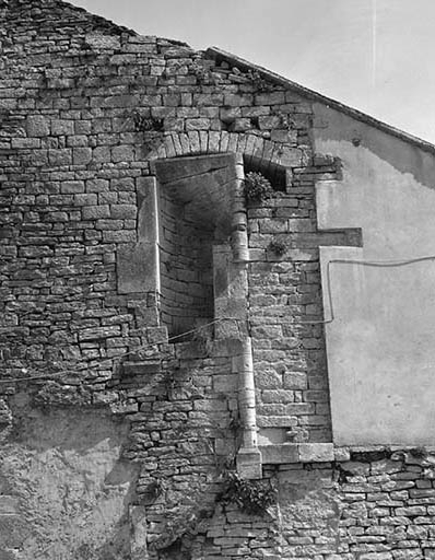 Vestige d'escalier : vue de face. © Yves Sancey / Région Bourgogne-Franche-Comté, Inventaire du patrimoine - 1981
