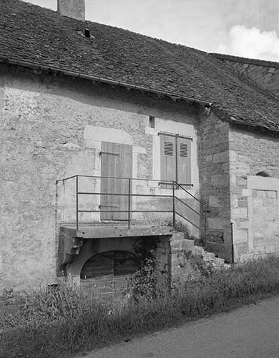 Façade postérieure : entrée de l'habitation © Yves Sancey / Région Bourgogne-Franche-Comté, Inventaire du patrimoine - 1981