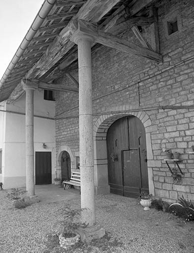 Façade antérieure : détail de l'avant-toit. © Yves Sancey / Région Bourgogne-Franche-Comté, Inventaire du patrimoine - 1981