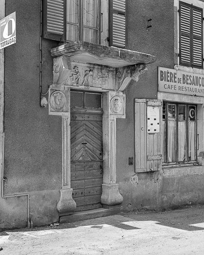 Café-restaurant cadastré 1957 A1 132 situé route de Mirebel : porte d'entrée avec décor en bas-relief et colonnes. © Yves Sancey / Région Bourgogne-Franche-Comté, Inventaire du patrimoine - 1981