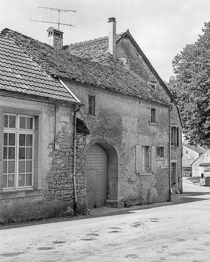 Ferme cadastrée 1957 A1 134 située place de l'Eglise : vue de trois quarts gauche. © Yves Sancey / Région Bourgogne-Franche-Comté, Inventaire du patrimoine - 1981