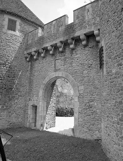 Portail nord : vue de trois quarts. © Yves Sancey / Région Bourgogne-Franche-Comté, Inventaire du patrimoine - 1981