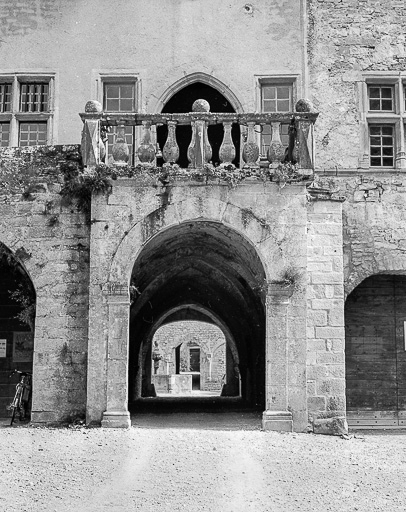 Quartier abbatial : détail du perron. © Dominique Dominguez / Région Bourgogne-Franche-Comté, Inventaire du patrimoine - 1981