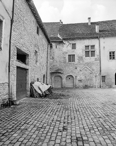 Cour du cloître : côté nord. © Dominique Dominguez / Région Bourgogne-Franche-Comté, Inventaire du patrimoine - 1981