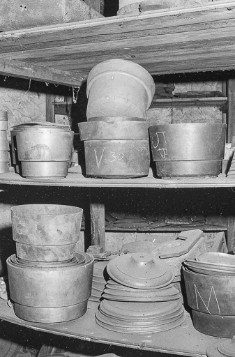 Modèles de marmites comtoises et de couvercles. © Dominique Dominguez / Région Bourgogne-Franche-Comté, Inventaire du patrimoine - 1981