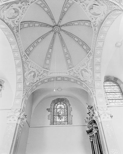 Intérieur : coupole de la croisée du transept et voûte du bras du transept gauche. © Yves Sancey / Région Bourgogne-Franche-Comté, Inventaire du patrimoine - 1981