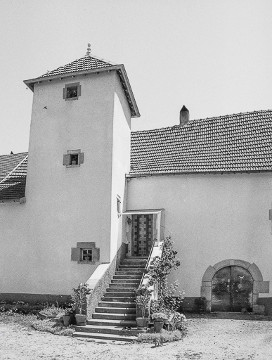 Détail : tour d'escalier et entrée de l'habitation. © Bernard Lardière / Région Bourgogne-Franche-Comté, Inventaire du patrimoine - 1981