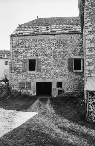 Détail : façade postérieure du bâtiment, habitation sur écurie. © Bernard Lardière / Région Bourgogne-Franche-Comté, Inventaire du patrimoine - 1981