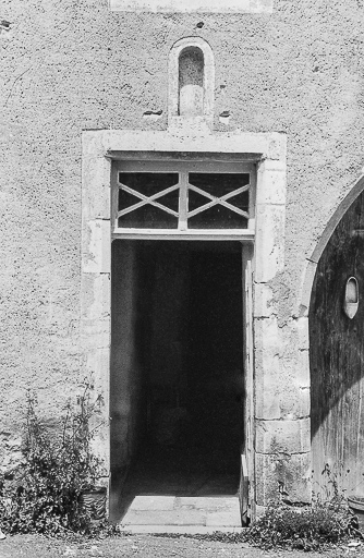 Détail de la porte d'entrée de l'habitation. © Bernard Lardière / Région Bourgogne-Franche-Comté, Inventaire du patrimoine - 1981