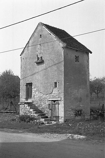 Vue  de trois quarts droit. © Bernard Lardière / Région Bourgogne-Franche-Comté, Inventaire du patrimoine - 1981