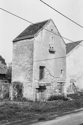 Vue de trois quarts gauche. © Bernard Lardière / Région Bourgogne-Franche-Comté, Inventaire du patrimoine - 1981
