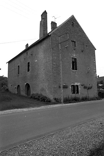 Façades sur rue et latérale avec celliers. © Bernard Lardière / Région Bourgogne-Franche-Comté, Inventaire du patrimoine - 1981