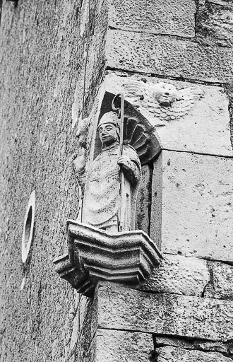 Détail : statue d'évêque à l'angle de l'habitation. © Bernard Lardière / Région Bourgogne-Franche-Comté, Inventaire du patrimoine - 1981