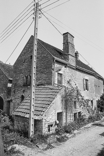 Façade antérieure et latérale gauche. © Bernard Lardière / Région Bourgogne-Franche-Comté, Inventaire du patrimoine - 1981