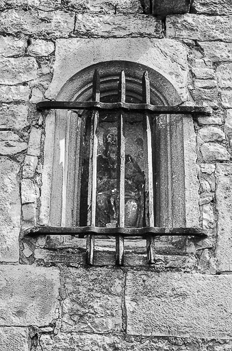 Détail : niche avec statuette dans le pignon sur rue. © Bernard Lardière / Région Bourgogne-Franche-Comté, Inventaire du patrimoine - 1981