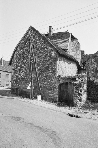 Vue de l'entrée de la cour depuis la rue. © Bernard Lardière / Région Bourgogne-Franche-Comté, Inventaire du patrimoine - 1981