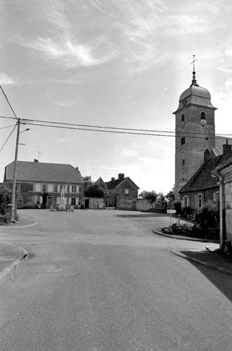 La place de l'église. © Bernard Lardière / Région Bourgogne-Franche-Comté, Inventaire du patrimoine - 1981