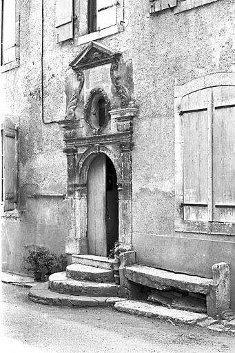 Vue de la porte d'entrée. © Bernard Lardière / Région Bourgogne-Franche-Comté, Inventaire du patrimoine - 1981