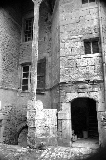Entrée de cave et escalier en vis. © Bernard Lardière / Région Bourgogne-Franche-Comté, Inventaire du patrimoine - 1981