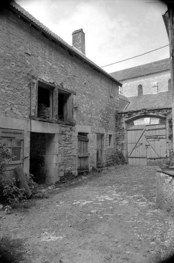 Bâtiments agricoles sur cour. © Bernard Lardière / Région Bourgogne-Franche-Comté, Inventaire du patrimoine - 1981