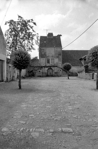 Partie centrale du château vue depuis la place des Promenades © Bernard Lardière / Région Bourgogne-Franche-Comté, Inventaire du patrimoine - 1981
