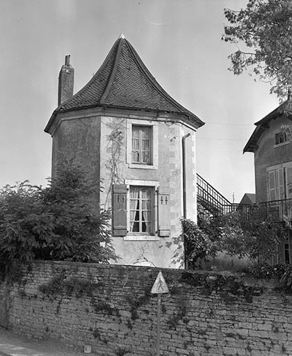 Tourelle droite à l'entrée de l'ancien jardin du château. © Yves Sancey / Région Bourgogne-Franche-Comté, Inventaire du patrimoine - 1981