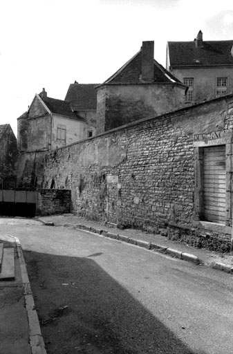 Vue du château depuis la rue du Donjon. © Bernard Lardière / Région Bourgogne-Franche-Comté, Inventaire du patrimoine - 1981