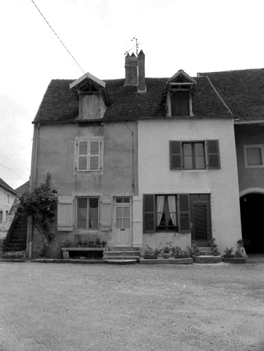 Maisons situées place Saint-Hilaire : façades antérieures. © Bernard Lardière / Région Bourgogne-Franche-Comté, Inventaire du patrimoine - 1981