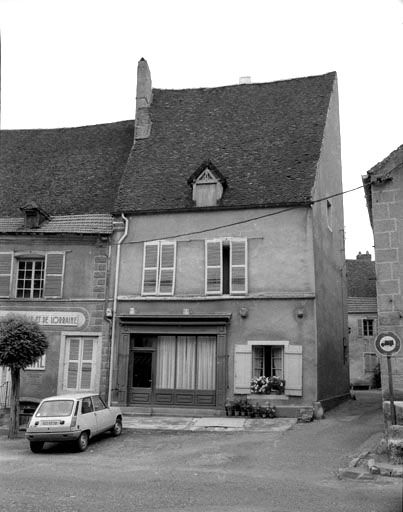 Maison située 33 Grande Rue : façade antérieure. © Bernard Lardière / Région Bourgogne-Franche-Comté, Inventaire du patrimoine - 1981