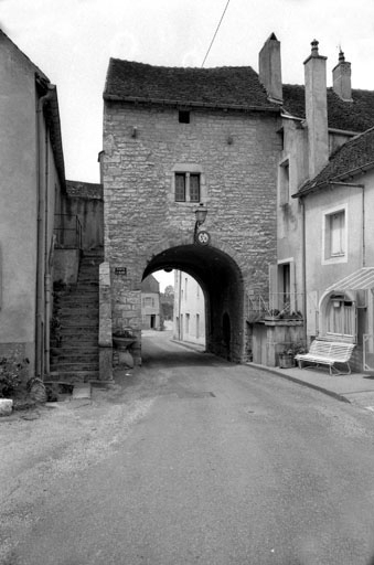 Porte Saint-Hilaire : façade intérieure. © Bernard Lardière / Région Bourgogne-Franche-Comté, Inventaire du patrimoine - 1981