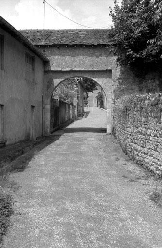 Porte Loigerot : façade extérieure. © Bernard Lardière / Région Bourgogne-Franche-Comté, Inventaire du patrimoine - 1981