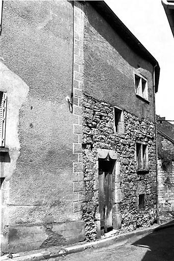Façade antérieure vue de trois quarts gauche. © Bernard Lardière / Région Bourgogne-Franche-Comté, Inventaire du patrimoine - 1981
