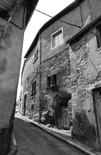 Façade antérieure vue de trois quarts droit. © Bernard Lardière / Région Bourgogne-Franche-Comté, Inventaire du patrimoine - 1981