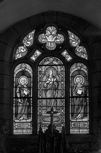 Baie 0 : Sacré Coeur au centre, saint Pierre et saint Paul. © Jean-Luc Ligier / Région Bourgogne-Franche-Comté, Inventaire du patrimoine - 1981