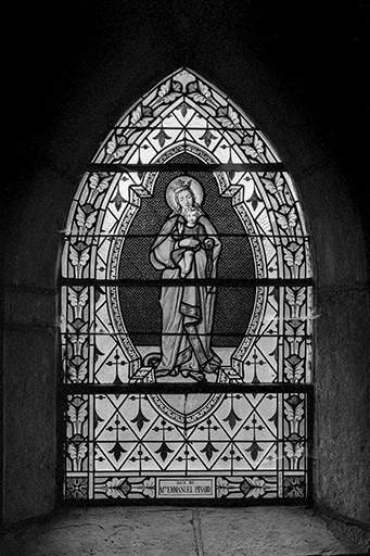 Baie 2 : Vierge à l'Enfant. Inscription : "DON DE Mme EMMANUEL PINARD". © Jean-Luc Ligier / Région Bourgogne-Franche-Comté, Inventaire du patrimoine - 1981