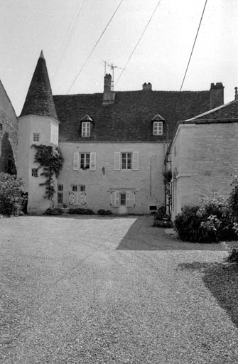 Vue des bâtiments sur cour. © Bernard Lardière / Région Bourgogne-Franche-Comté, Inventaire du patrimoine - 1981