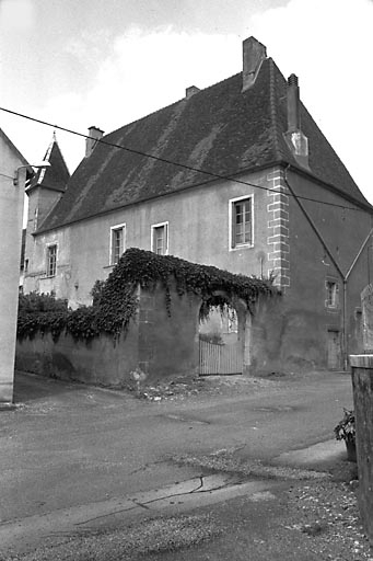 Vue d'ensemble de l'ancienne maison du Prieur. © Bernard Lardière / Région Bourgogne-Franche-Comté, Inventaire du patrimoine - 1981