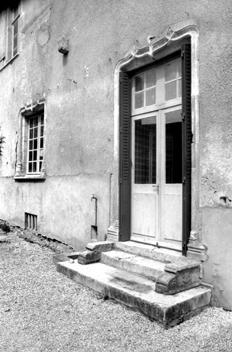 Ancienne maison du prieur : détail de la porte d'entrée. © Bernard Lardière / Région Bourgogne-Franche-Comté, Inventaire du patrimoine - 1981