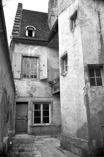 Façade postérieure de l'habitation et tour d'escalier sur cour. © Bernard Lardière / Région Bourgogne-Franche-Comté, Inventaire du patrimoine - 1981