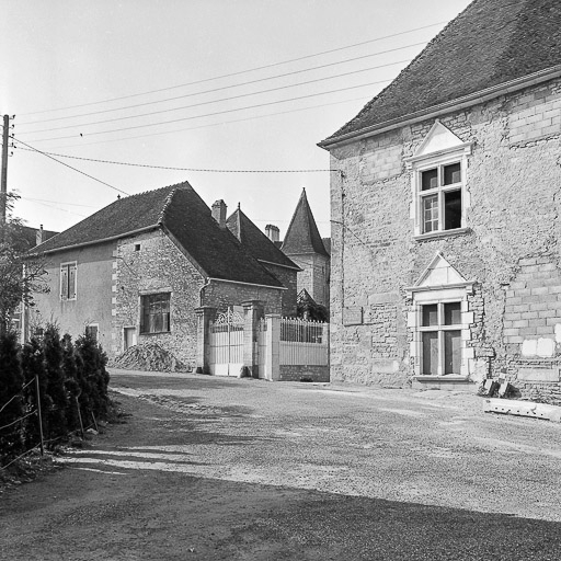 Vue du château et des bâtiments situés à gauche. © Yves Sancey / Région Bourgogne-Franche-Comté, Inventaire du patrimoine - 1981