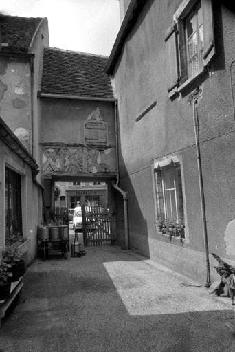 Détail passerelle couverte au-dessus de l'impasse. © Bernard Lardière / Région Bourgogne-Franche-Comté, Inventaire du patrimoine - 1981